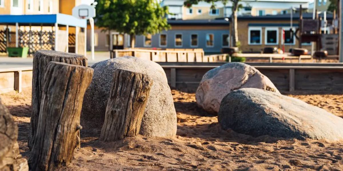 Några stora stenar på en lekplats