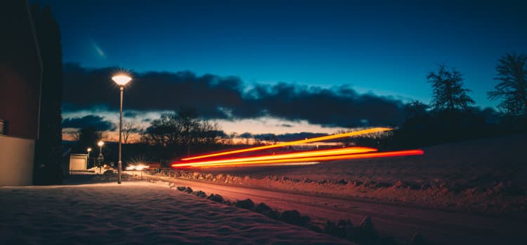 Ett suddigt foto av en gatlykta i snön