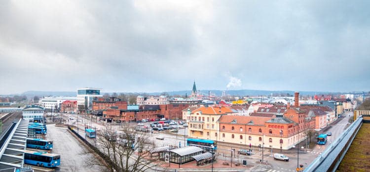 En utsikt över en stad från toppen av en byggnad