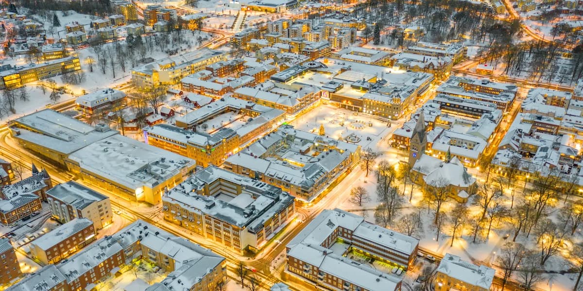 En flygbild av en stad på natten