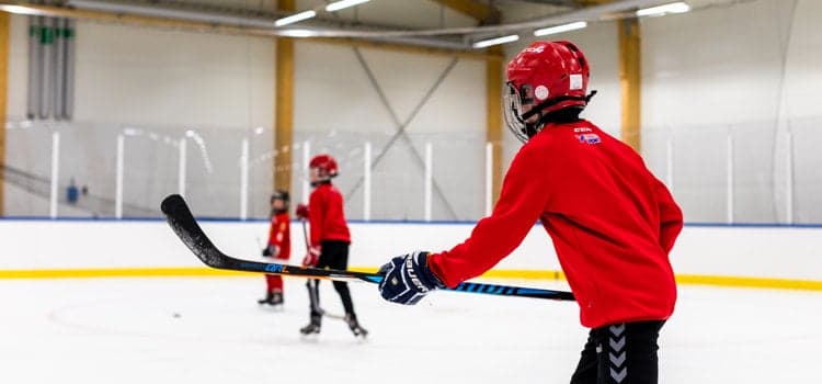 En grupp pojkar som spelar en match i ishockey