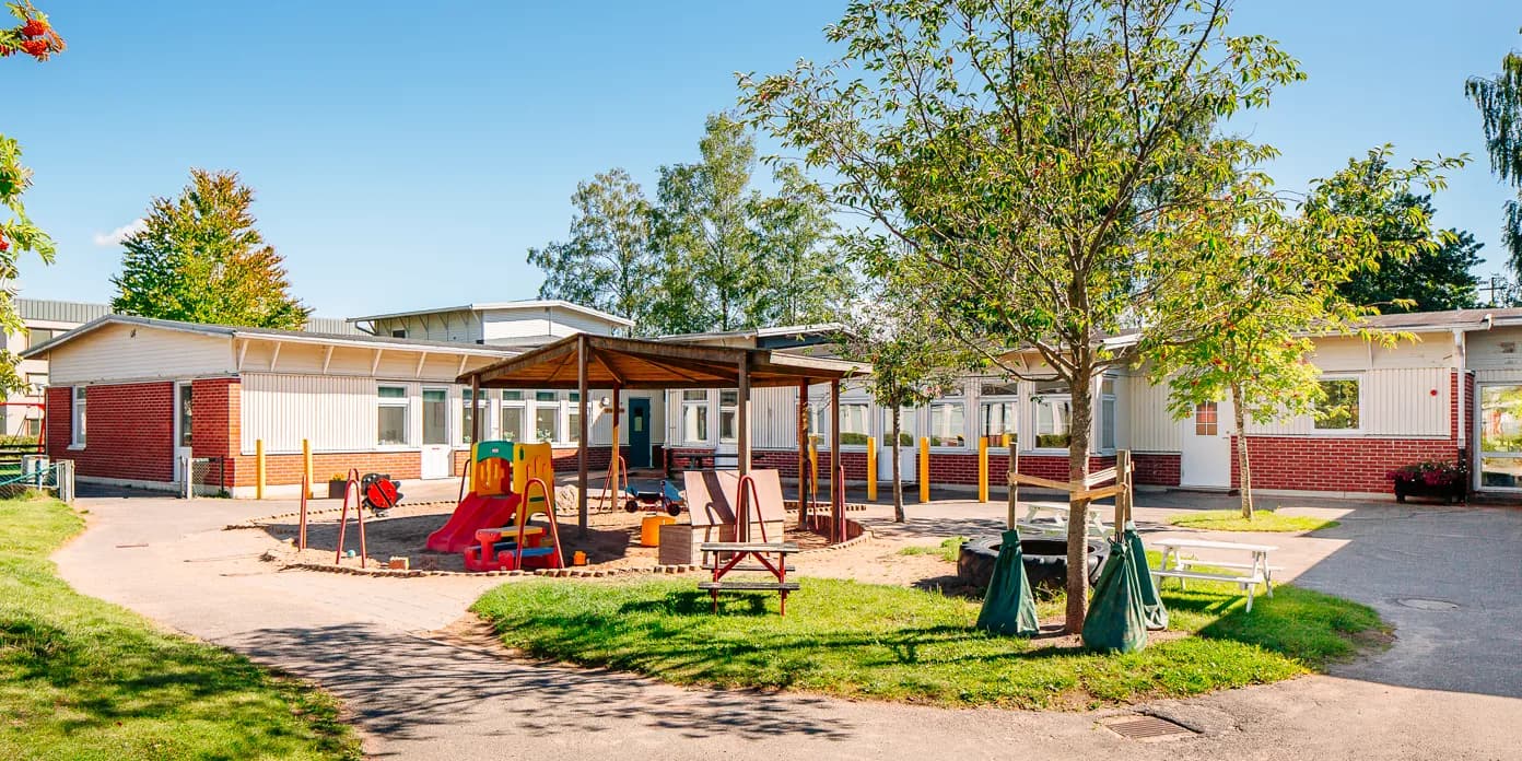 En park med lekplats och picknickbord