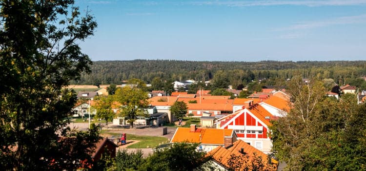 Utsikt över en stad från en kulle