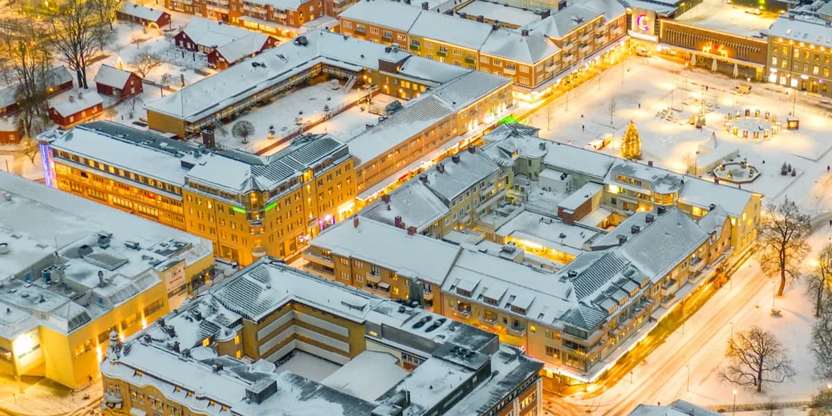 En flygbild av en stad på natten