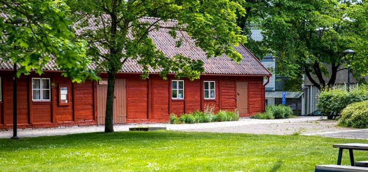 En röd byggnad i Helénsparken i Skövde