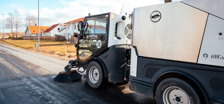 En gatusopmaskin är parkerad vid sidan av vägen