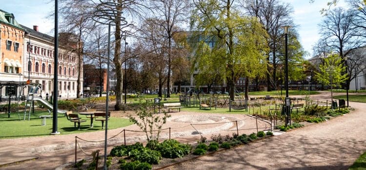 Vy över Kyrkparken i centrala Skövde