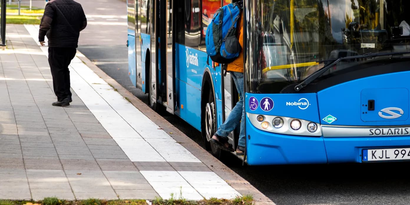 En blå buss parkerad vid sidan av vägen