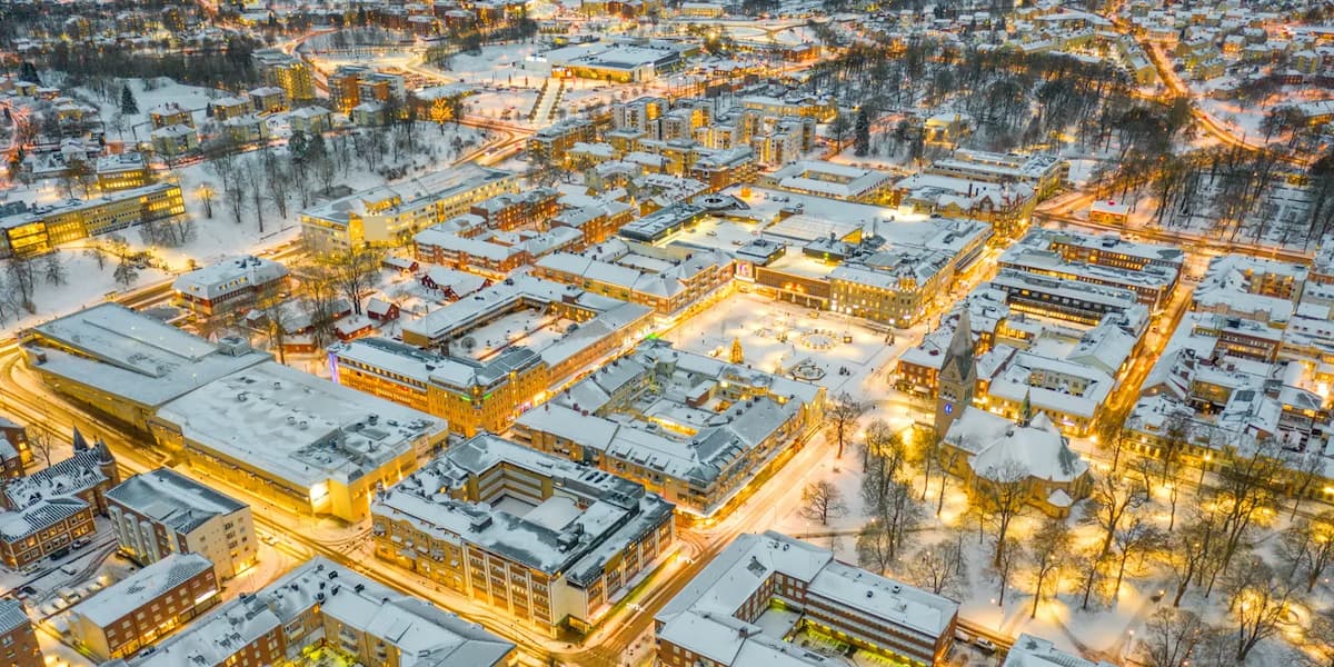 En flygbild av en stad på natten