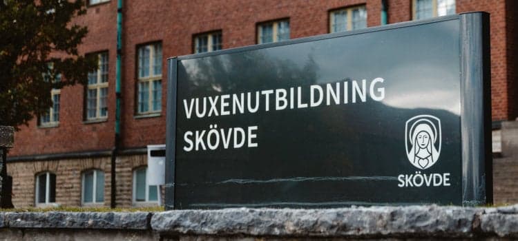 Bild på en skylt vid entre till Vuxenutbildning Skövde